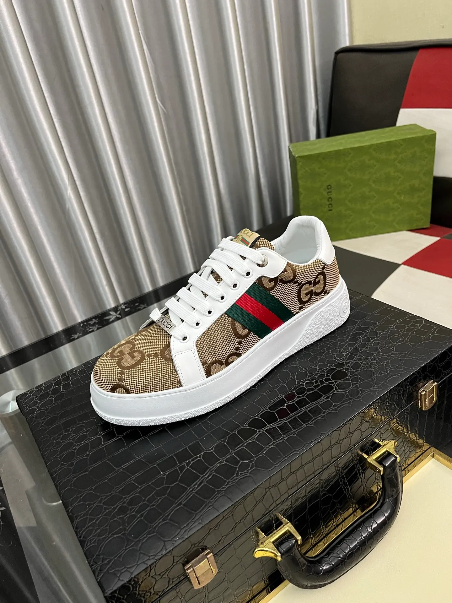 Men's Men's Shoes 💰420⌚️⌚️《Gucci*》The latest hot style casual shoes, top brand [seduce] luxury~purchase, top~quality. [Strong] The upper is made of imported breathable cowhide with material ➕ breathable sheepskin feet (•) and fine workmanship. The original stylish and stylish soft rubber wear-resistant outsole is light and comfortable on the foot. The real thing looks better when photographed in real life. 305: code: 38-44, 3️⃣ colors available